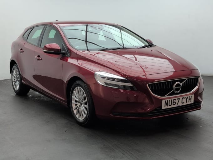 2025 Volvo V40