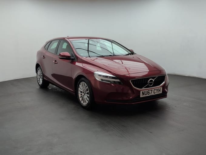2025 Volvo V40