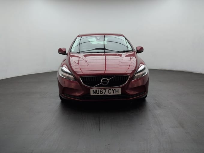 2025 Volvo V40