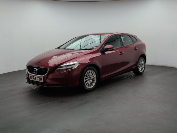 2025 Volvo V40