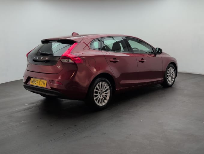 2025 Volvo V40