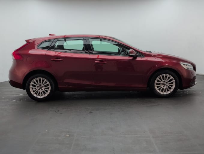 2025 Volvo V40