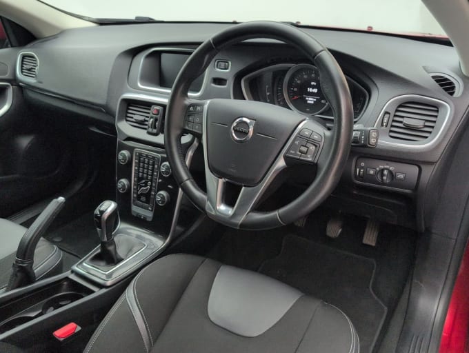 2025 Volvo V40