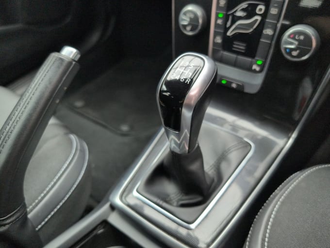2025 Volvo V40
