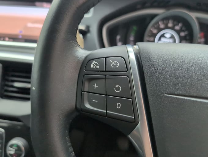 2025 Volvo V40