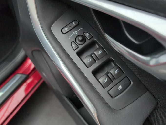 2025 Volvo V40