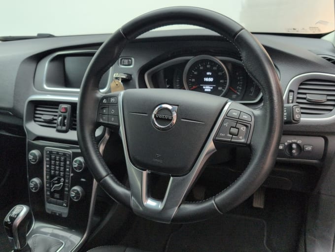 2025 Volvo V40