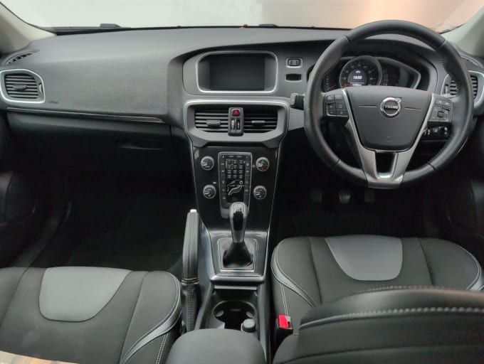 2025 Volvo V40