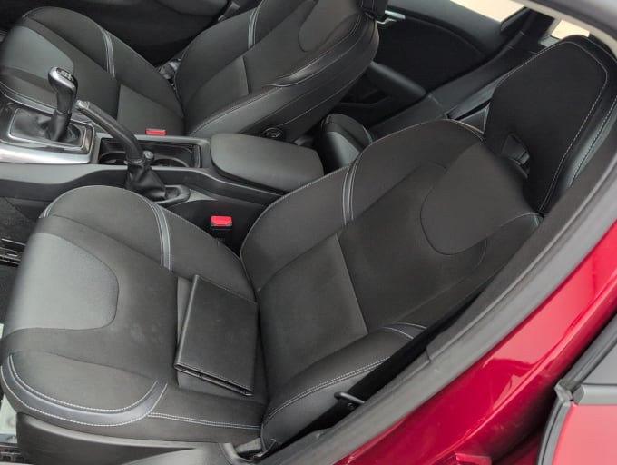 2025 Volvo V40