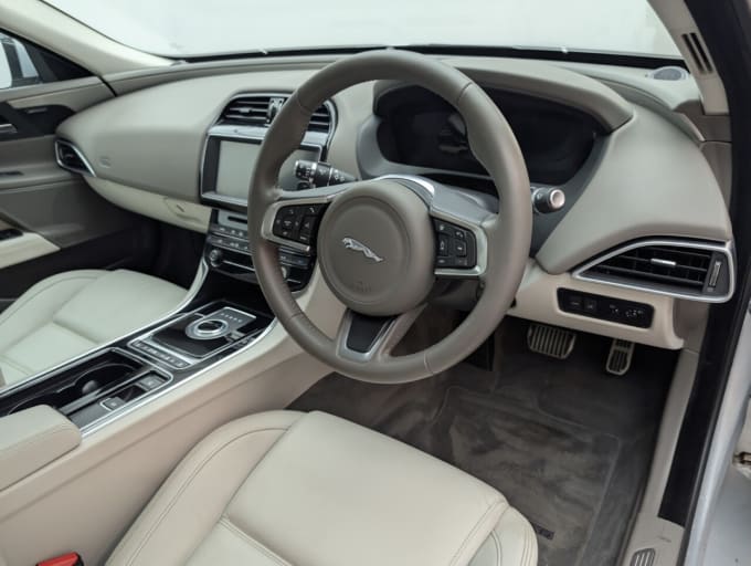 2025 Jaguar Xe