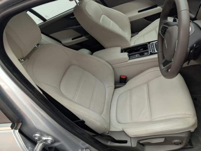 2025 Jaguar Xe
