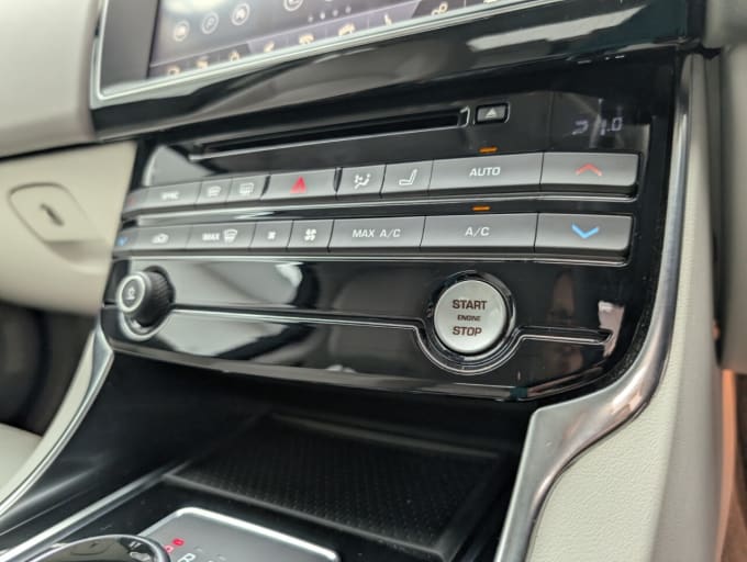 2025 Jaguar Xe