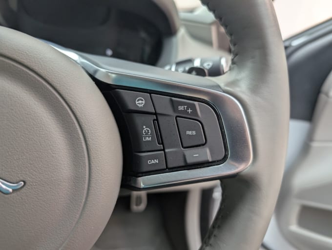 2025 Jaguar Xe