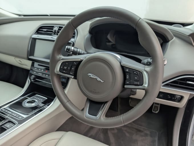 2025 Jaguar Xe