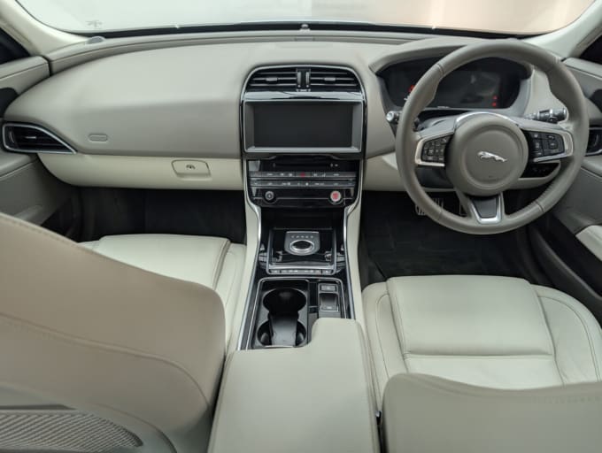 2025 Jaguar Xe