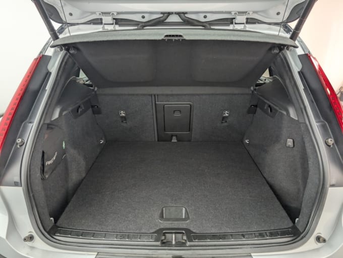 2025 Volvo Xc40