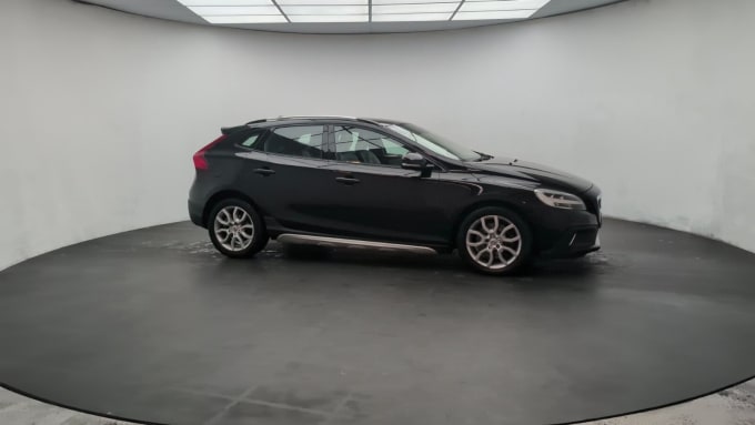 2025 Volvo V40 Cross Country