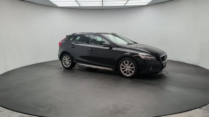 2025 Volvo V40 Cross Country