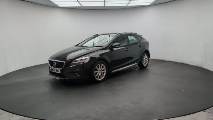 2025 Volvo V40 Cross Country
