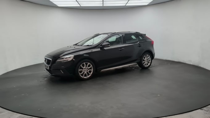 2025 Volvo V40 Cross Country