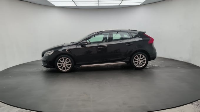 2025 Volvo V40 Cross Country