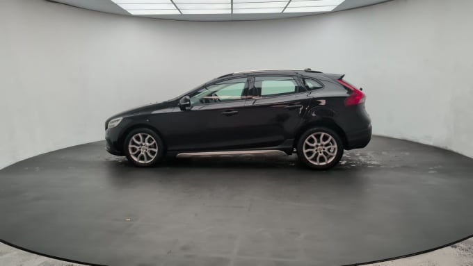 2025 Volvo V40 Cross Country