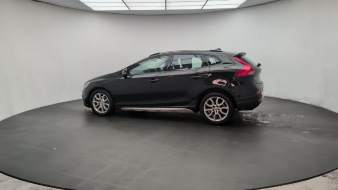 2025 Volvo V40 Cross Country