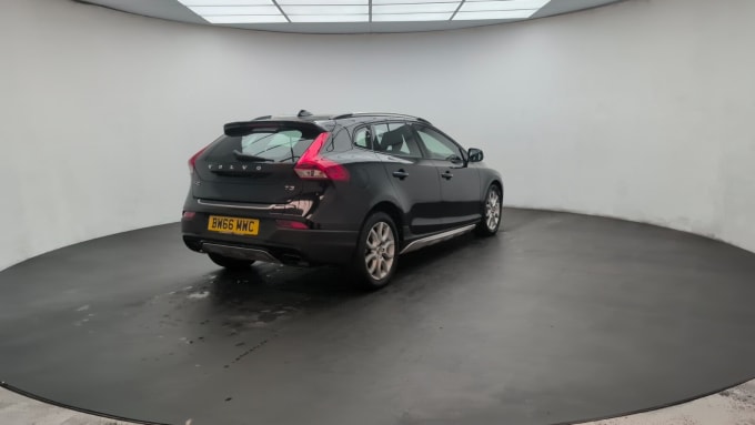 2025 Volvo V40 Cross Country