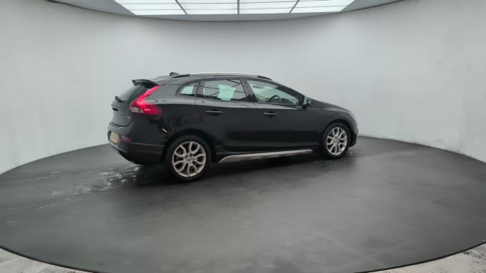 2025 Volvo V40 Cross Country