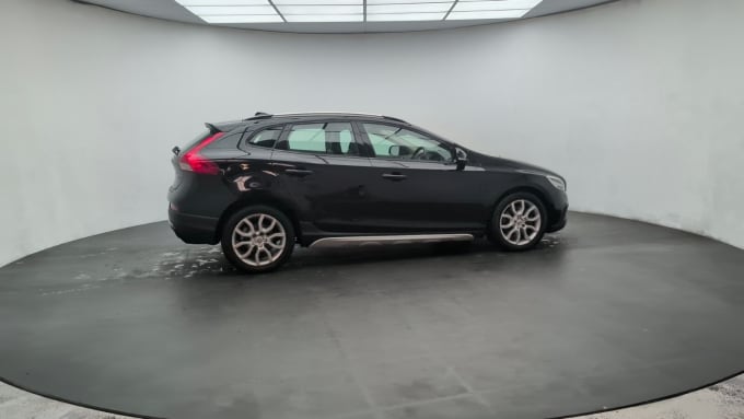 2025 Volvo V40 Cross Country