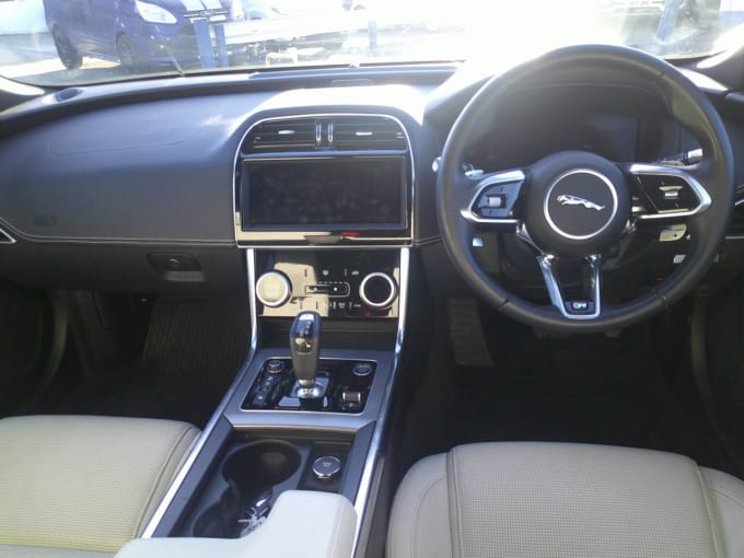 2025 Jaguar Xe