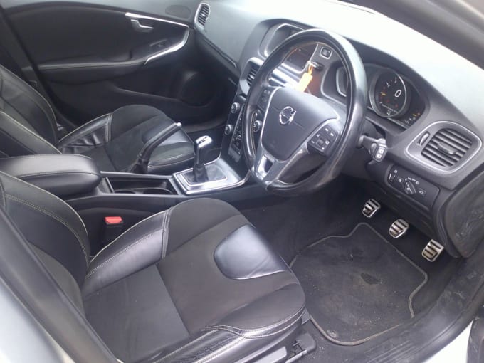 2025 Volvo V40