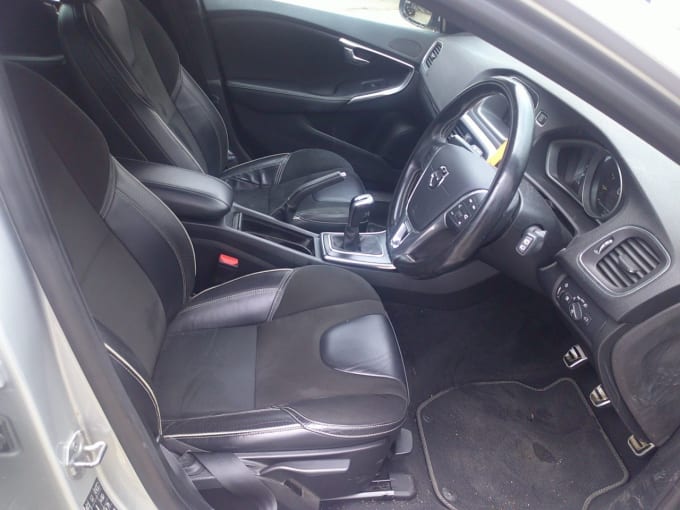 2025 Volvo V40