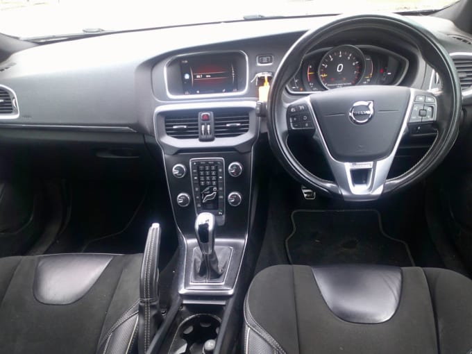 2025 Volvo V40