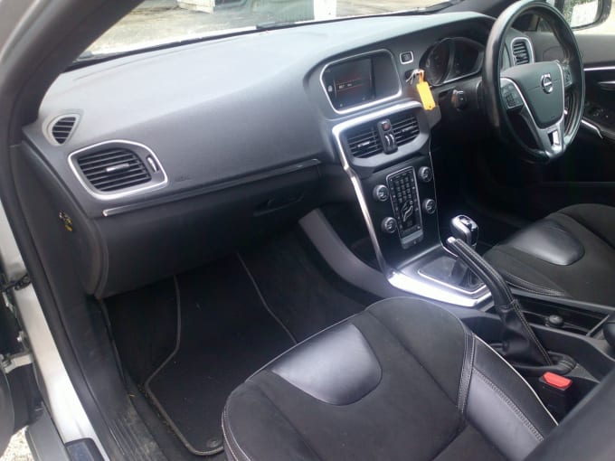 2025 Volvo V40