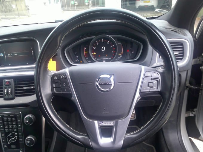 2025 Volvo V40