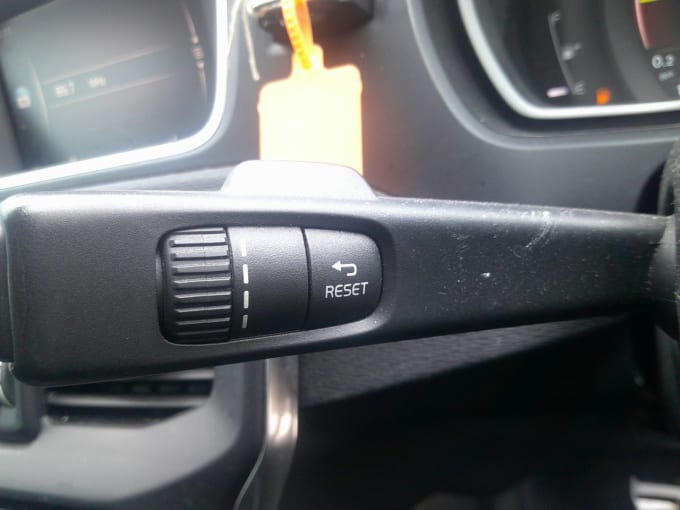 2025 Volvo V40