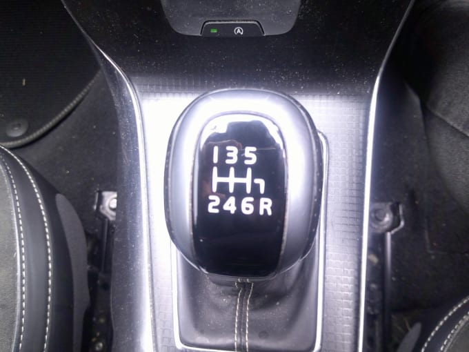 2025 Volvo V40