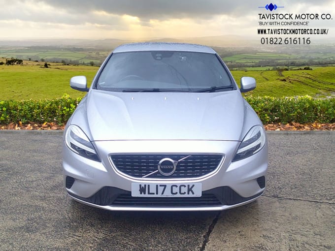 2025 Volvo V40