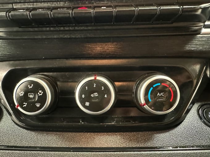 2025 Nissan Primastar