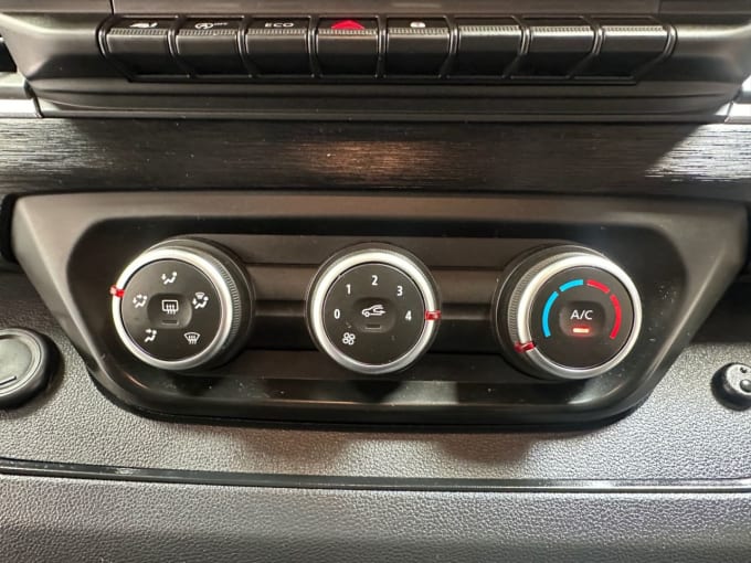 2025 Nissan Primastar