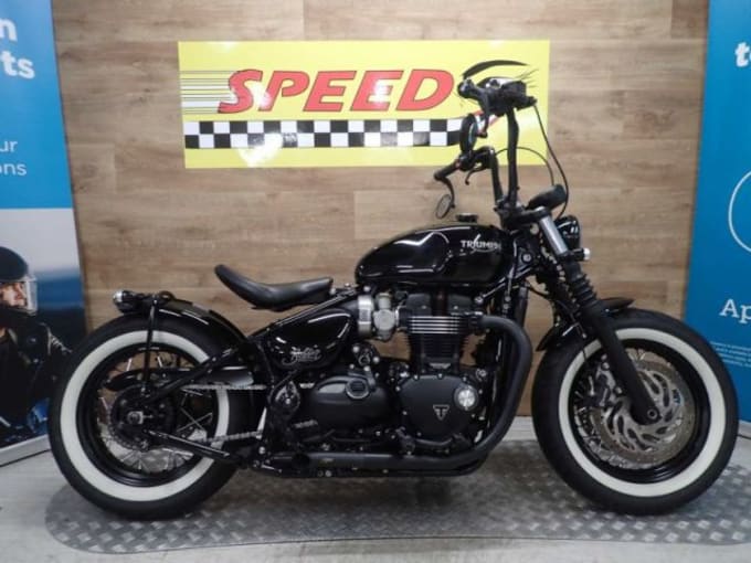 2025 Triumph Bonneville Bobber Black