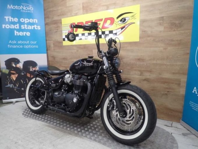 2025 Triumph Bonneville Bobber Black