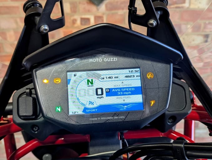 2025 Moto Guzzi V85 Tt