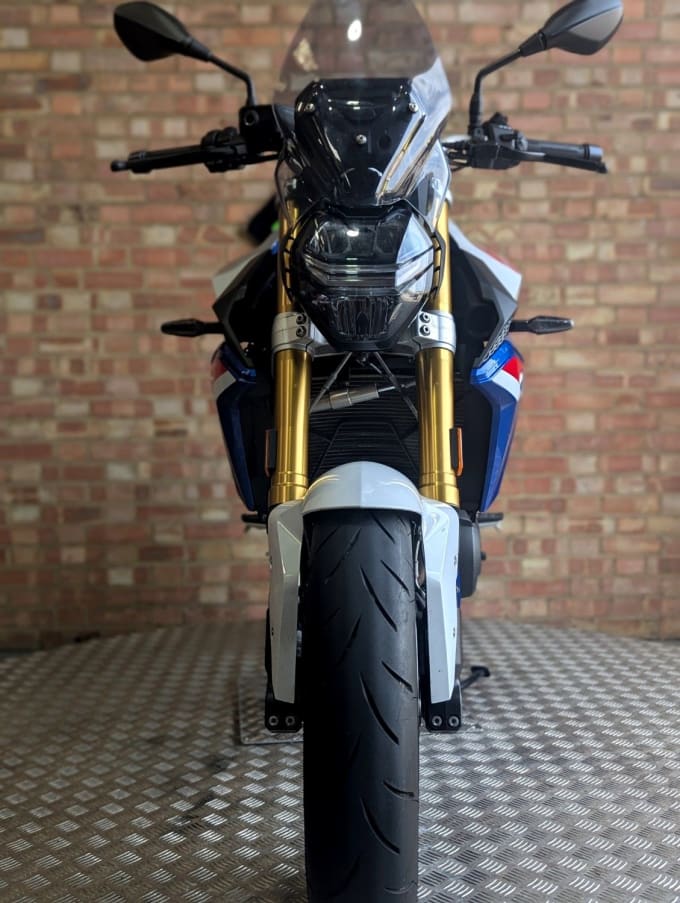 2025 BMW F900r