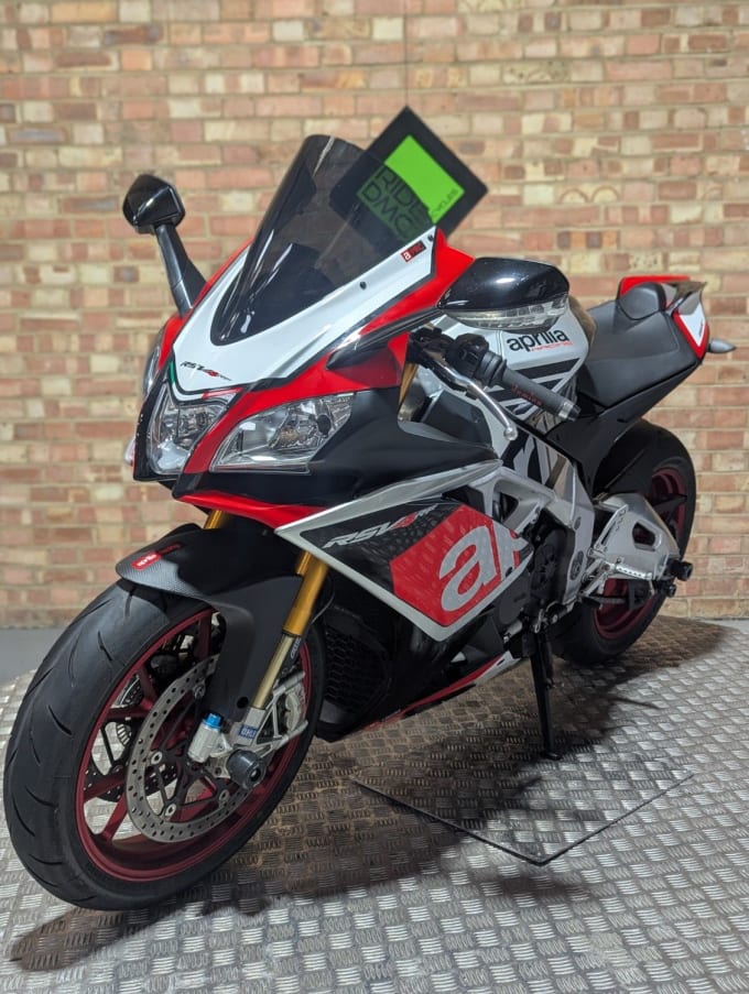 2025 Aprilia Rsv4