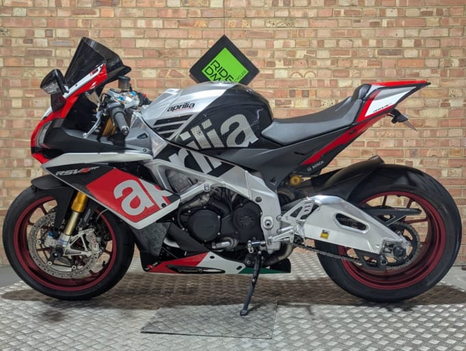 2025 Aprilia Rsv4