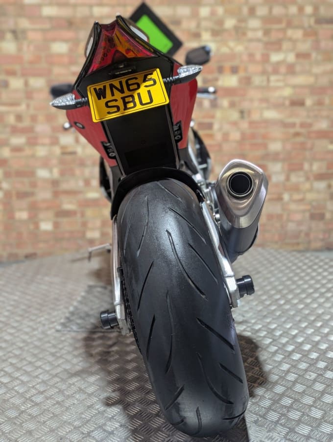 2025 Aprilia Rsv4