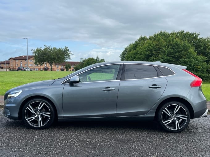 2025 Volvo V40
