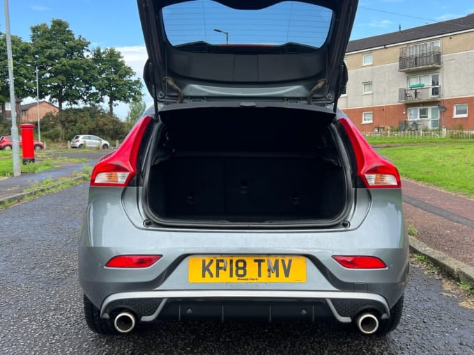 2025 Volvo V40